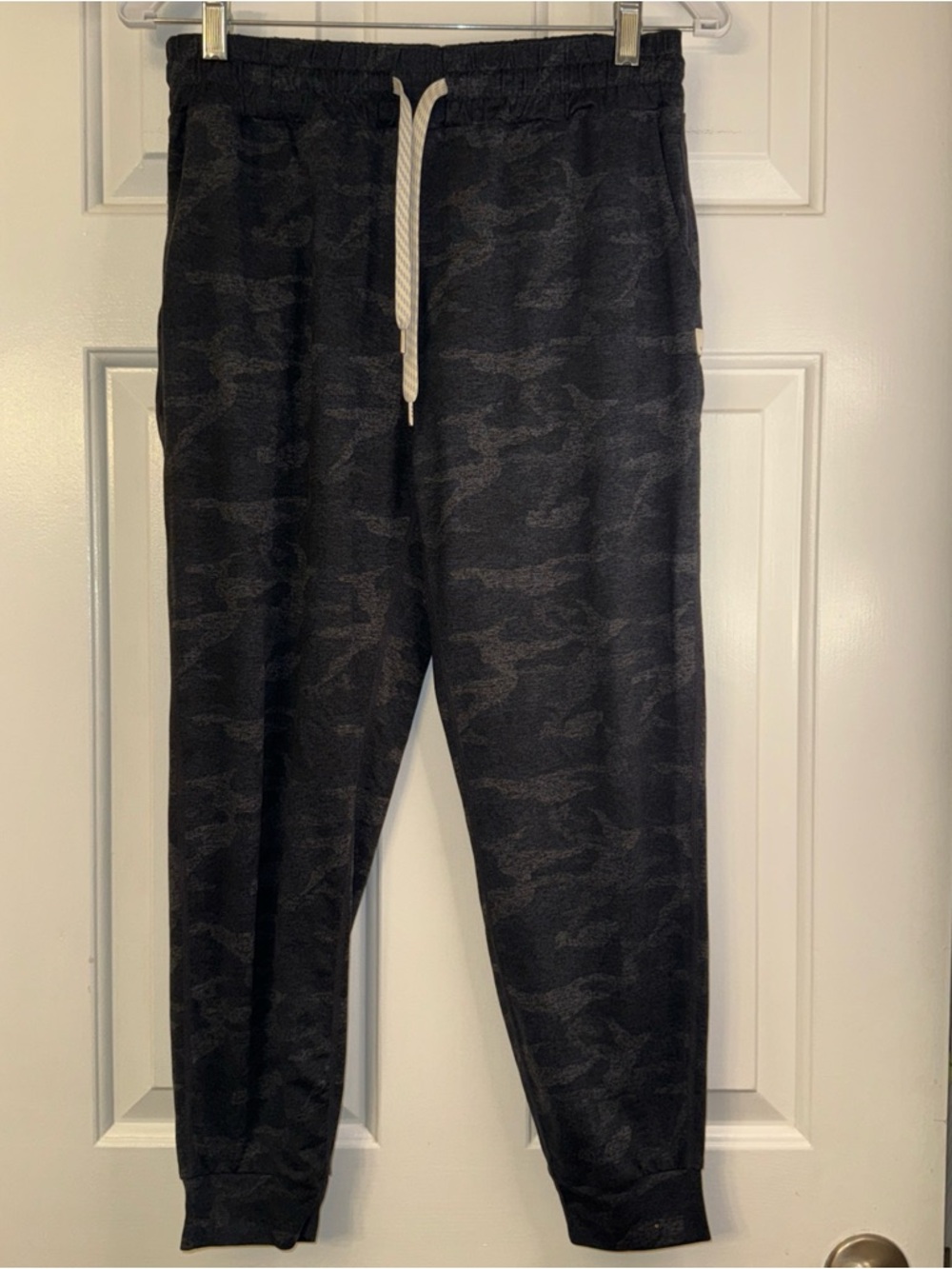 Vuori Pants Women Small S Gray Camo Performance Jogger Daily Athleisure EUC